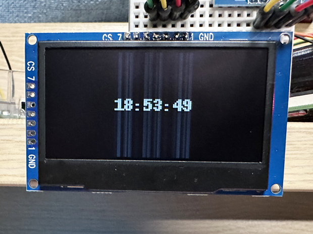 時計を表示させてみたところ。縦に線が入っているのは実際に見えているわけではなく撮影上の問題なので故障ではない