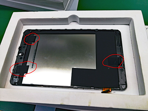 この3カ所にテープを貼る。特に筐体に目印が付いてるわけではない。