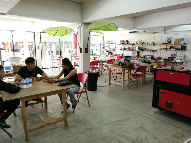 チェンマイにあるMakerspace Thailandのハードウェア向けスペース。写真の3倍ぐらいのスペースに、ボール盤や展示スペースなども含む巨大なハードウェア工房がある。