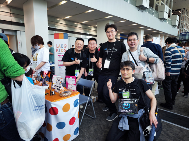 Maker Faire Kyoto 2023、スイッチサイエンスブースにて記念撮影。前列の男性がM5Unifiedを開発している @lovyan03